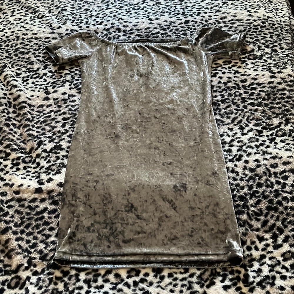 ⭐️5/$10⭐️Off shoulder Velvet dress